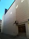 La façade arrière du bâtiment, un énorme mur aveugle.