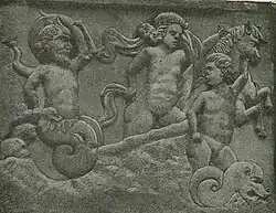 Sculptures rue de la Ville, 1902.