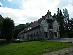 Dépendances, à droite de l'entrée du château.