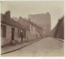 Vue de la portion de la rue en contre-bas du mur de soutènement, aujourd'hui disparue (Eugène Atget).