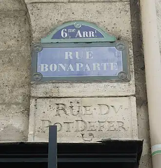 Ancienne inscription « rue du Pot de fer » en dessous de la plaque moderne.