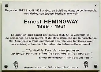 Plaque fixée sur la façade du no&nbsp;74.