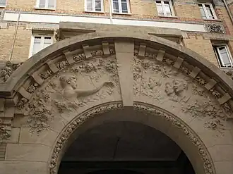 Bas-relief ornant le fronton de l'entrée principale.