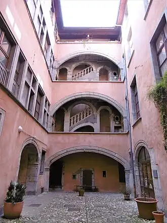 Côté gauche de la cour de la Maison Vaucanson