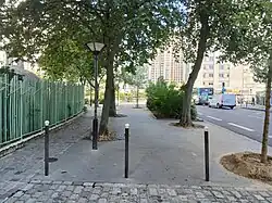 Première partie de la rue, avec le Regard-de-la-Lanterne à gauche.