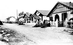 Photographie en noir et blanc d'une rue et de ses maisons à colombage.