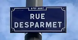 Panneau bleu marine indiquant, en blanc, la rue Desparmet, dans le 8e arrondissement de Lyon.