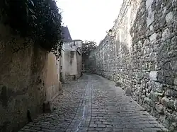 Vue de la courbe d'une rue soulignant le bord de l'amphithéâtre.