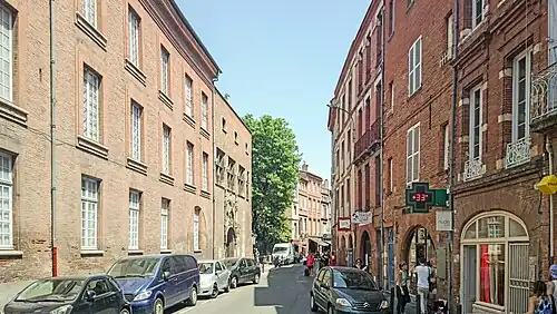 Le début de la rue et l'hôtel de Bernuy.