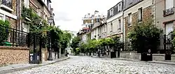 La rue Irénée-Blanc au débouché de la rue Jules-Siegfried.