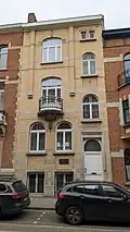 Au no&nbsp;10 : maison de style éclectique, construite pour et par les entreprises Caron et Vandiest, 1923. Façade de briques jaunes à deux travées inégales et décalées, de trois niveaux. Plaque de marbre portant l'inscription « le compositeur / Albert Huybrechts / 1899-1938 / a habité cette maison / de 1928-1933 », apposée au rez-de-chaussée.