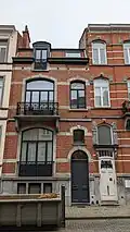 Au no&nbsp;11 : maison éclectique de deux niveaux de composition asymétrique, sous mansarde, architecte Fernand Conard, 1910. Façade de briques rouges, rehaussée de briques blanches et de pierre bleue.