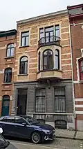 Au no&nbsp;14 : maison de style éclectique teinté de Beaux-Arts, de composition asymétrique. La parcelle apparaît bâtie au cadastre en 1919. Rez-de-chaussée en pierre bleue à bossages. Étages en briques flammées, rehaussés de simili-pierre blanche.