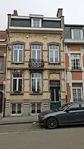 Au no&nbsp;31 : maison éclectique de composition symétrique de deux niveaux sous mansarde, 1914. Façade de briques blanches ; bandeaux et encadrement des baies de pierre bleue. Soubassement de pierre bleue, à lits de briques et bossages alternés. Baies à arc surbaissé, à extrados en escalier orné d'une archivolte.