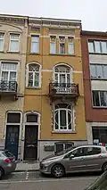 Aux nos&nbsp;3 et 5 : ensemble de deux maisons à plan identique et façades différenciées de style Art nouveau, de chacune trois niveaux sur cave haute. Inscription « Fernand Conard / Architecte 1913 » sur les soubassements.