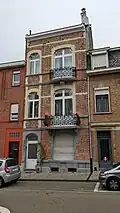 Au no&nbsp;41 : maison de style éclectique teinté d'Art nouveau, de composition asymétrique, architecte Fernand Conard, 1912. Façade de briques flammées, rehaussée de pierre bleue. Porte sous arc surbaissé, à piédroits délardés d'un large chanfrein de profil irrégulier. Baies des étages à encadrement de pierre bleue à arc chantourné.