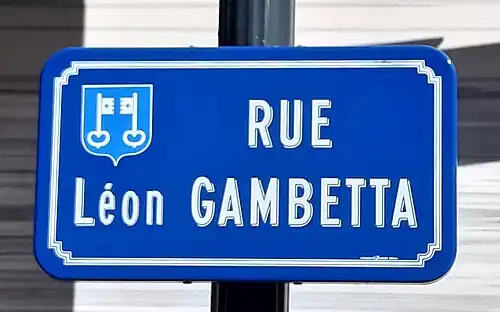 Panneau de rue orné du blason de Mont-de-Marsan.