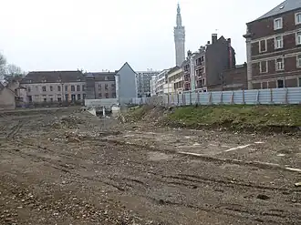 Fouilles archéologiques. Au fond à gauche, l’hospice Gantois, au premier plan à droite la caserne Vandamme.