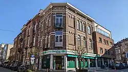 Au no&nbsp;11, une maison d'inspiration éclectique construite en 1911 (architecte inconnu), maison formant l'angle avec la rue Rue François Gay. Façade de briques, rehaussée de pierre bleue. Balcons à garde-corps en ferronnerie géométrique.