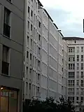 La partie nord de la rue Mercière. La façade opposée de l'immeuble à droite du cliché forme la façade sud de la place d'Albon.