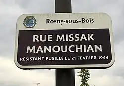 Photographie du panneau de la rue Missak Manouchian de Rosny-sous-Bois disant « Résistant fusillé le 21 février 1944 ».