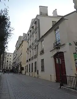 Vers la rue de la Lune.