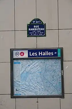 Plan à gauche de l'entrée.