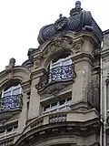 No&nbsp;119 : fenêtre à l’étage supérieure avec balcon galbé en fer forgé.