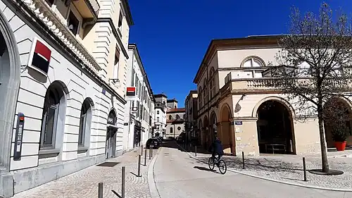 Rue Robert-Wlérick, vue de la Société Générale (à gauche) et du théâtre municipal (droite). Église de la Madeleine en arrière-plan.
