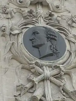 Médaillon représentant Michel-Jean Sedaine (au n° 2 de la rue).