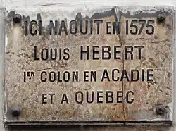 No&nbsp;129 : plaque en hommage à Louis Hébert.