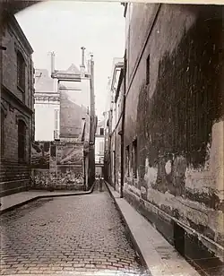 La vue vers la fin du XIXe&nbsp;siècle. On reconnait l'école élémentaire sur la gauche (photographie d'Eugène Atget)