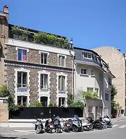 No&nbsp;32, au croisement avec la rue de Varize.