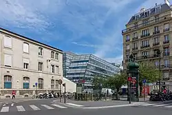 Vue de la bouche de métro depuis la rue de Vaugirard.