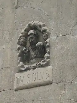 Niche avec citation « Tu Solus », rue de l’Église.