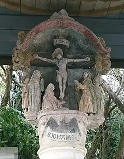 Calvaire en pierre rénové.