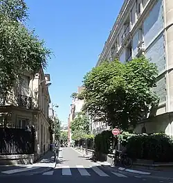 La rue vue depuis la rue de l'Yvette.