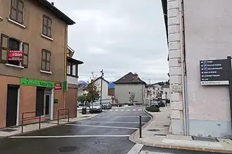 le centre du village (rue de la République)