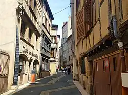La rue de la Coutellerie à Thiers (Puy-de-Dôme), où de nombreuses maisons à pan-de-bois avec de multiples encorbellements sont présentes.