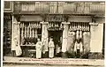 Carte postale des années 1900, montrant la boucherie.