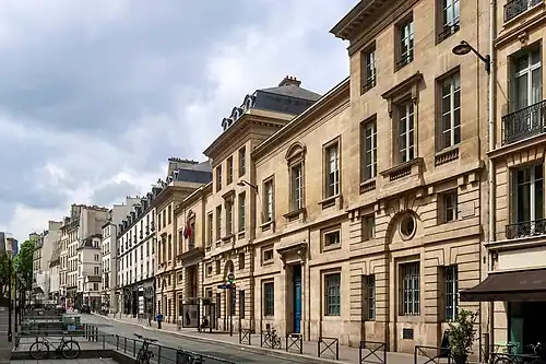 Locaux de l'université Paris-Cité (anciennement Descartes) à gauche, et hôtel de Fleury à droite (locaux historiques de l'École nationale des ponts et chaussées puis locaux de Sciences Po depuis 2009).