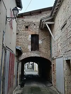 Pontets (ou pountets) passant au-dessus de la rue des Remparts.