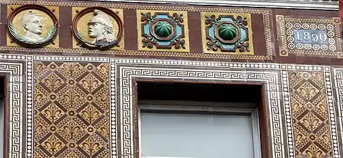 Céramiques sur la façade du no&nbsp;42