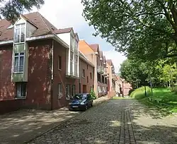 Le long de l’ensemble immobilier du Pont-à-Raisnes