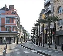 Face à la mairie.