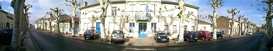 Panoramique de la rue principale, côté ouest.