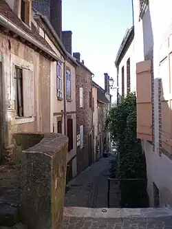 Ruelle sur l'ancienne motte féodale