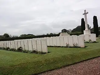 Les tombes de guerre du CWGC au cimetière.