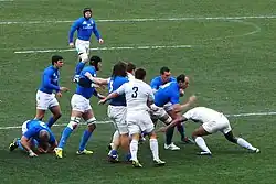 Les avants italiens regroupés autour de Parisse, pénétrent dans l'axe, un Français tente de le stopper.