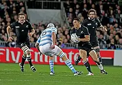 Photographie de quatre joueurs de rugby à XV durant un match.